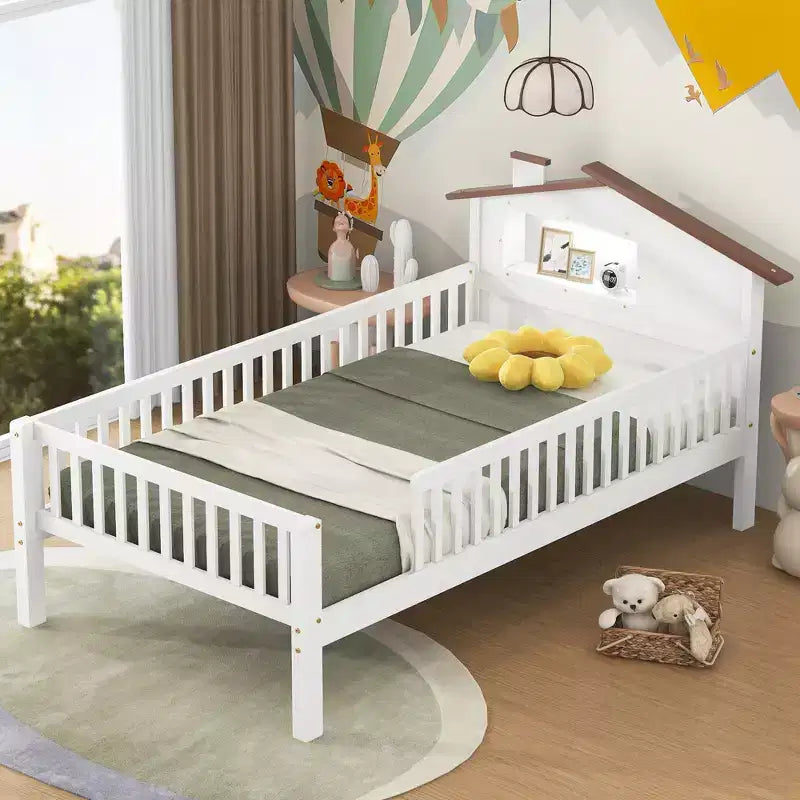 Lit plateforme en bois double/grand avec tête de lit en forme de maison et lumière LED