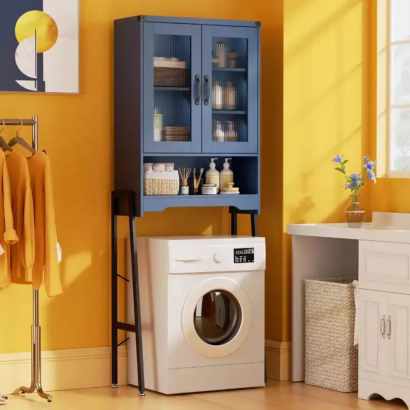 Armoire de rangement au-dessus des toilettes avec