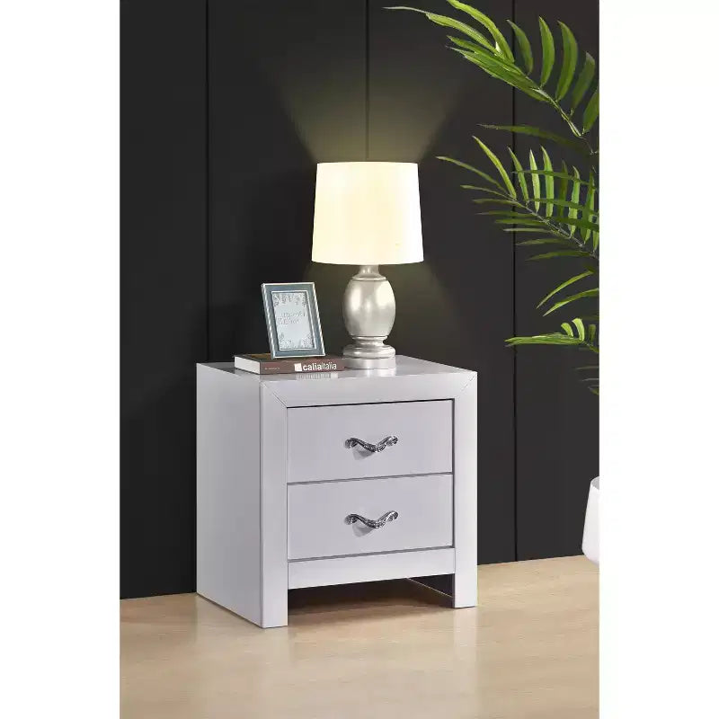 Table de chevet blanche étincelante à 2 tiroirs de 61 cm de large