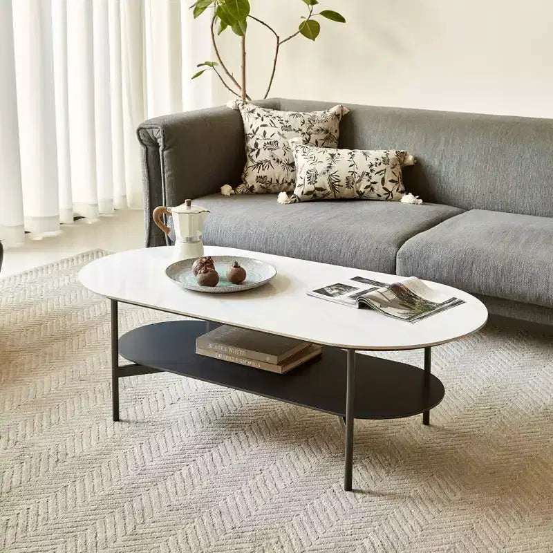 Table basse avec plateau en céramique blanche et étagère inférieure marron café